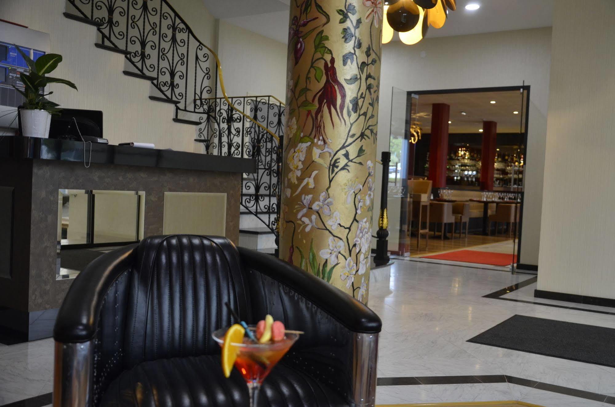 Le Grand Hotel Maubeuge Exterior photo
