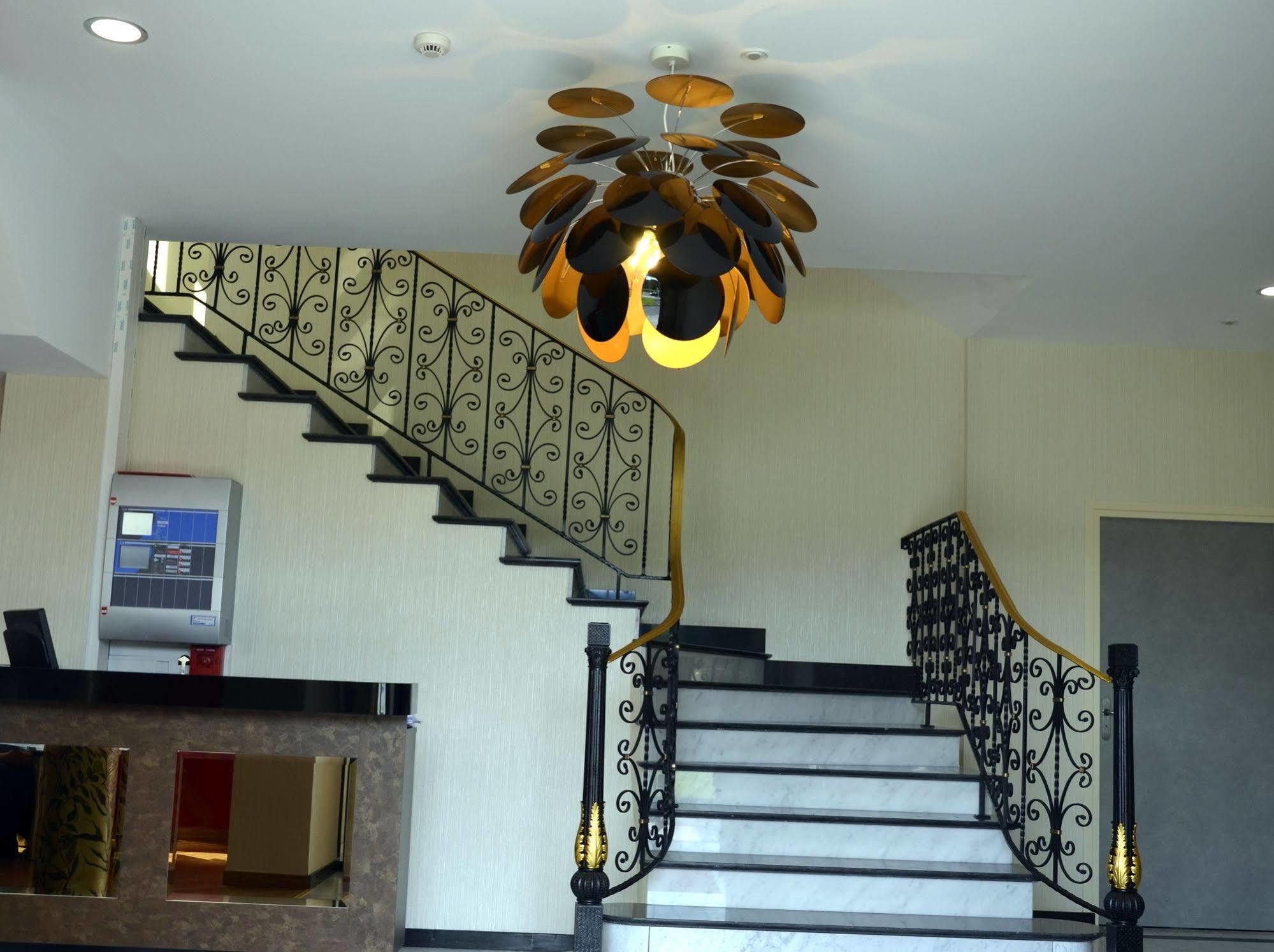 Le Grand Hotel Maubeuge Exterior photo